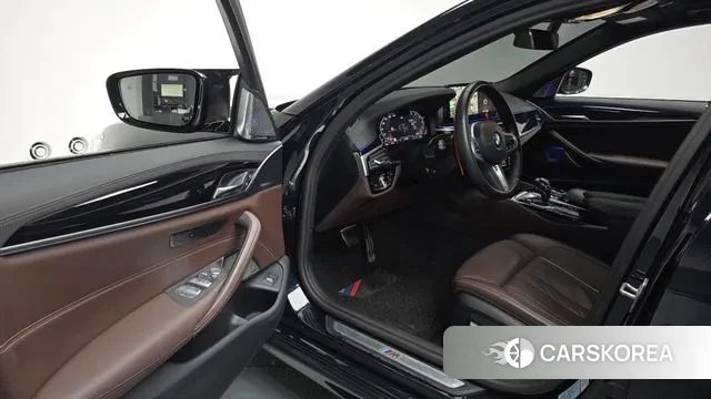 BMW 5 Series (G30) 2023 Черный из Кореи, фото 2