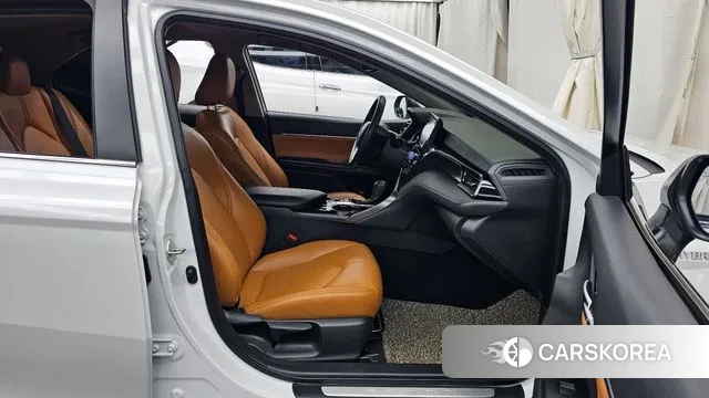 Toyota Camry (XV70) 2022 Белый из Кореи, фото 2