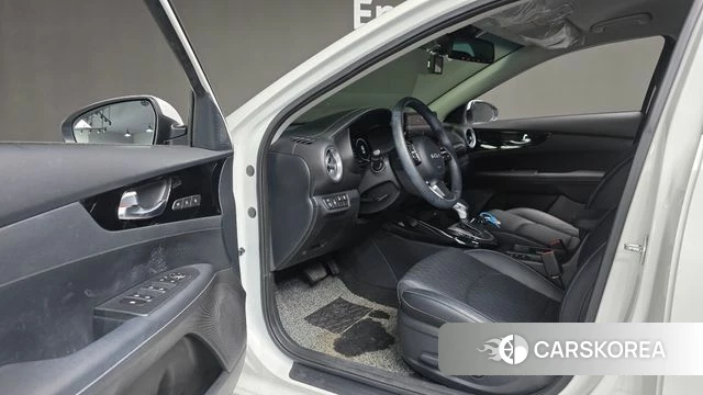 Kia The New K3 2nd generation 2022 Белый из Кореи, фото 2