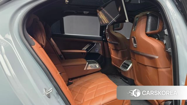 BMW 7 Series (G70) 2025 Светло-серебряный цвет из Кореи, фото 2