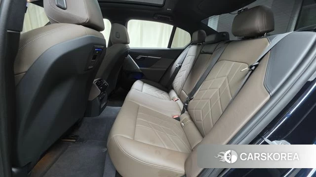 BMW 5 Series (G60) 2025 Черный из Кореи, фото 2