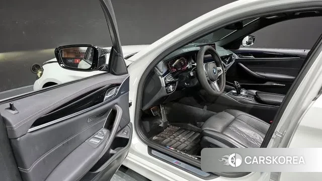 BMW 5 Series (G30) 2021 Белый из Кореи, фото 2