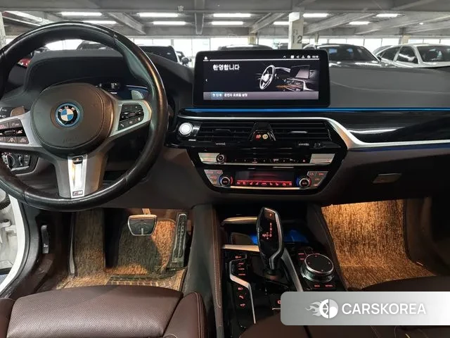 BMW 5 Series (G30) 2023 Белый из Кореи, фото 2