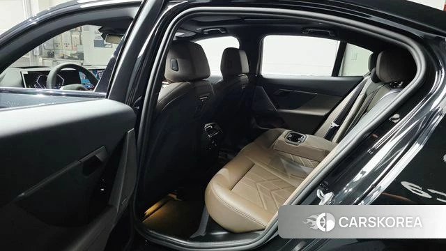 BMW 5 Series (G60) 2025 Черный из Кореи, фото 2