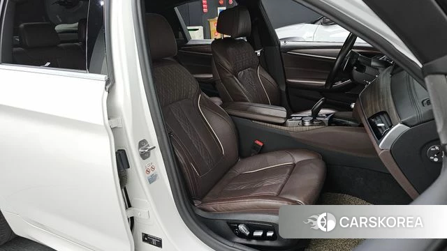 BMW 5 Series (G30) 2020 Белый из Кореи, фото 2