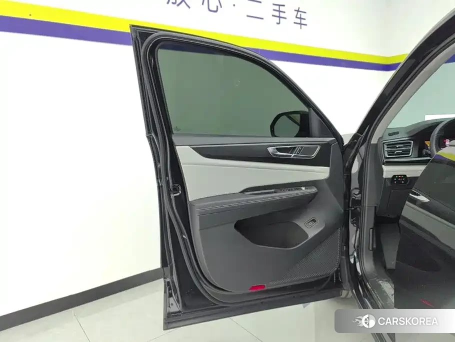 Volkswagen Touareg 2024 Черный из Китая, фото 2