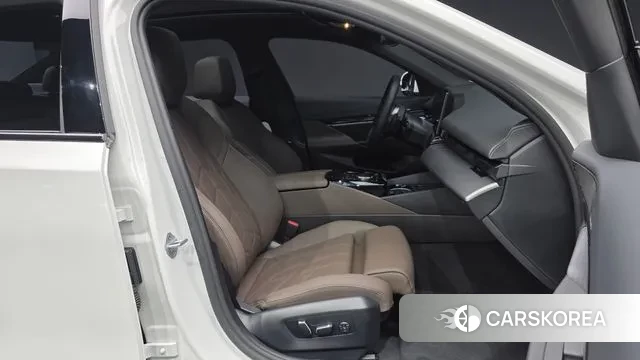 BMW 5 Series (G60) 2025 Белый из Кореи, фото 2