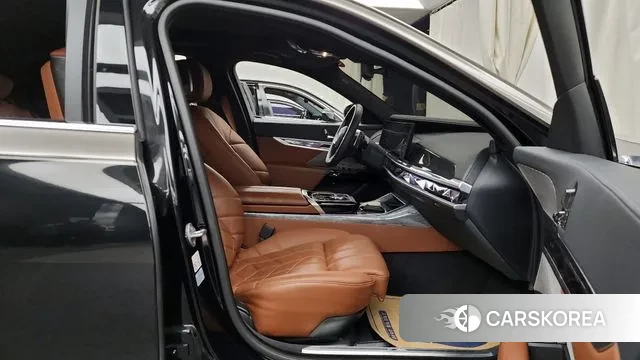 BMW 7 Series (G70) 2024 Черный двухцветный из Кореи, фото 2