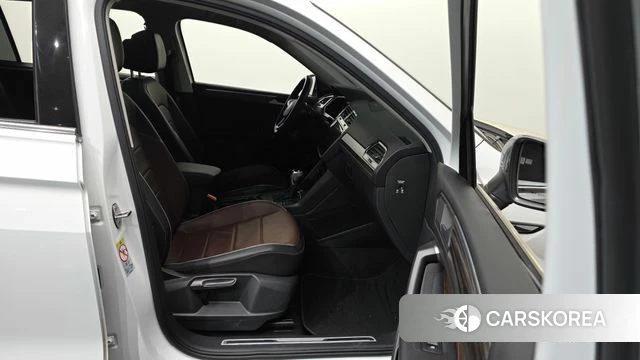 Volkswagen Tiguan Allspace 2023 Белый из Кореи, фото 2