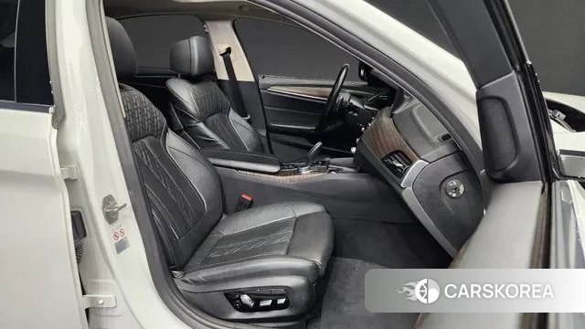 BMW 5 Series (G30) 2019 Белый из Кореи, фото 2