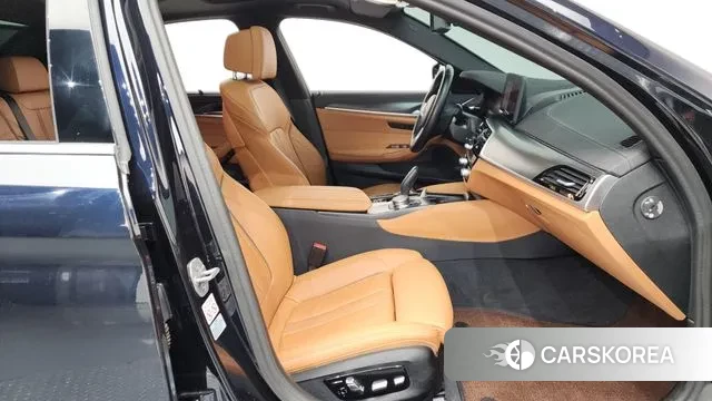 BMW 5 Series (G30) 2023 Черный из Кореи, фото 2