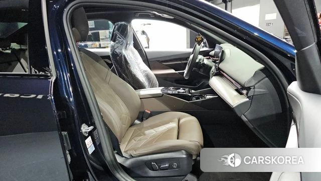 BMW 5 Series (G60) 2023 Черный из Кореи, фото 2