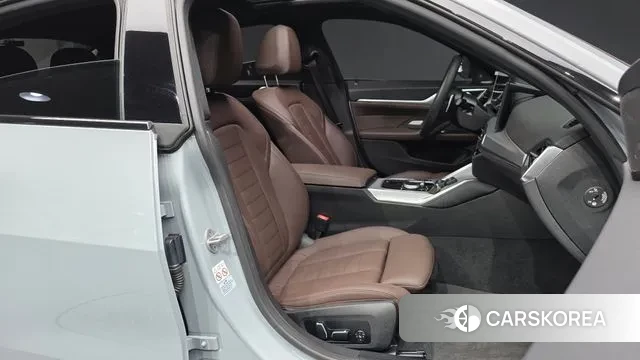 BMW 4 Series (G22) 2024 Светло-серебряный цвет из Кореи, фото 2