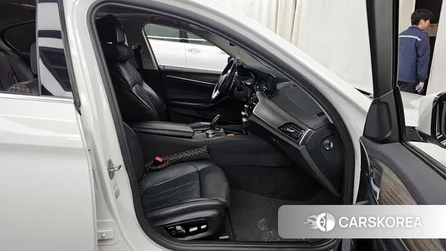 BMW 5 Series (G30) 2018 Белый из Кореи, фото 2