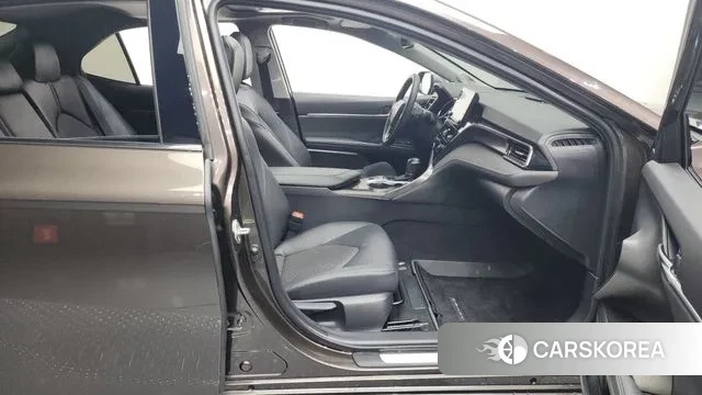 Toyota Camry (XV70) 2024 Песочный из Кореи, фото 2