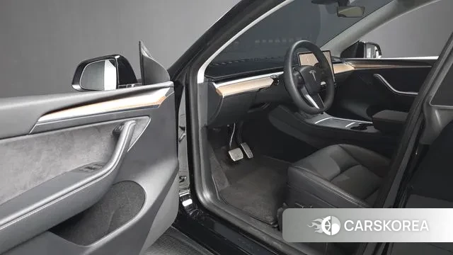 Tesla Model Y 2023 Черный из Кореи, фото 2