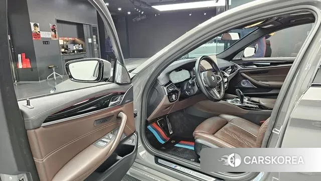 BMW 5 Series (G30) 2022 Серебристо-серый из Кореи, фото 2