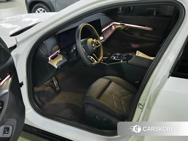 BMW 5 Series (G60) 2025 Белый из Кореи, фото 2