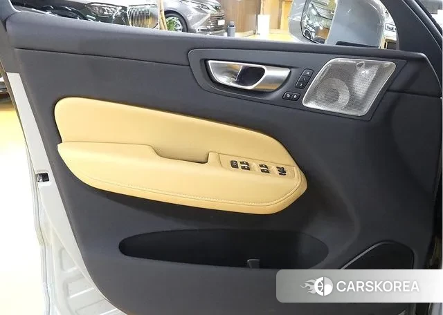 Volvo XC60 second Generation 2023 Серебристо-серый из Кореи, фото 2