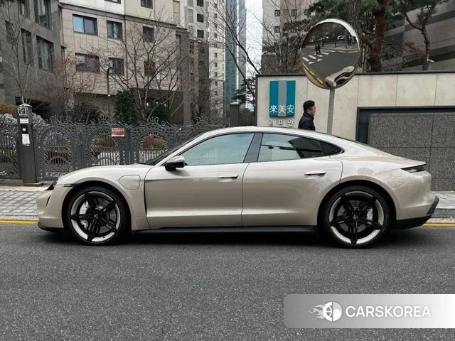 Porsche Taycan 2021 Жемчужный цвет из Кореи, фото 2