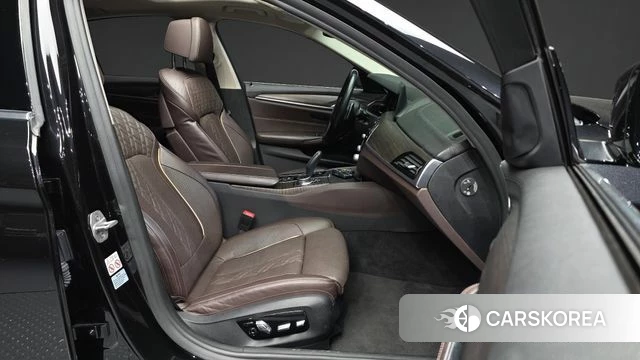 BMW 5 Series (G30) 2018 Черный из Кореи, фото 2