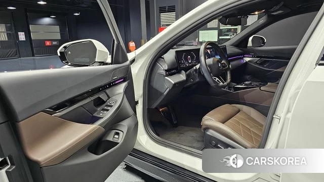 BMW 5 Series (G60) 2023 Белый из Кореи, фото 2