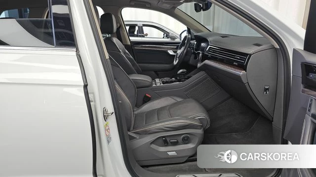 Volkswagen Touareg 3rd generation 2020 Белый из Кореи, фото 2