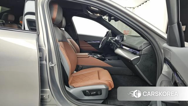 BMW 5 Series (G60) 2025 Серебристо-серый из Кореи, фото 2