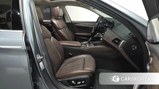 BMW 5 Series (G30) 2018 Серебристо-серый из Кореи, фото 2