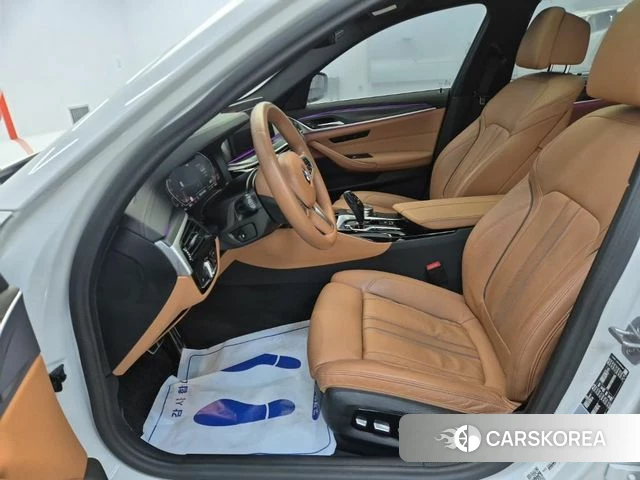 BMW 5 Series (G60) 2023 Белый из Кореи, фото 2