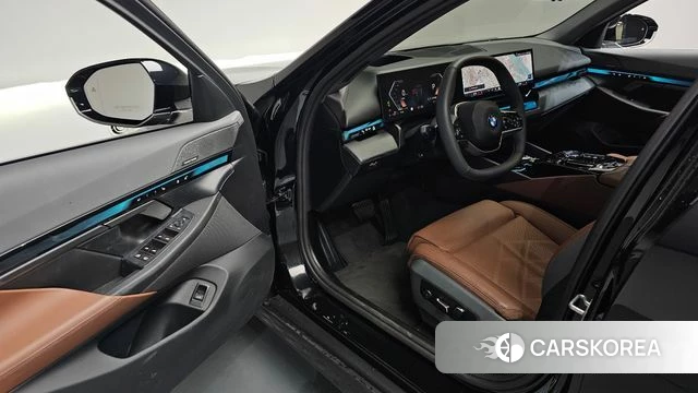 BMW 5 Series (G60) 2023 Черный из Кореи, фото 2