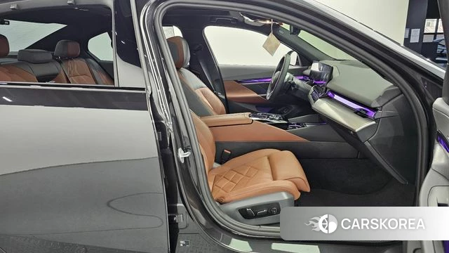 BMW 5 Series (G60) 2025 Серый из Кореи, фото 2