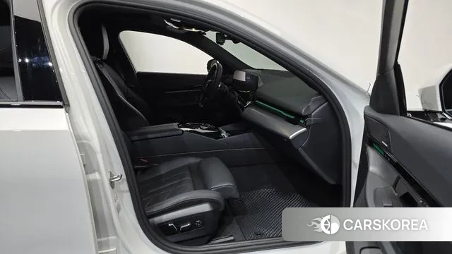 BMW 5 Series (G60) 2024 Белый из Кореи, фото 2