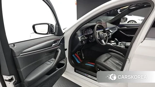 BMW 5 Series (G30) 2023 Черный из Кореи, фото 2