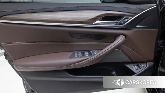 BMW 5 Series (G30) 2022 Черный из Кореи, фото 2