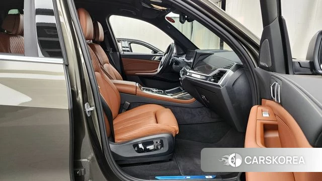 BMW X7 (G07) 2025 Песочный из Кореи, фото 2