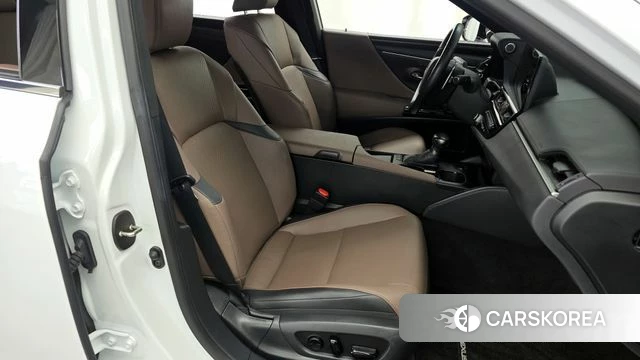 Lexus ES300h 7th generation 2024 Белый из Кореи, фото 2