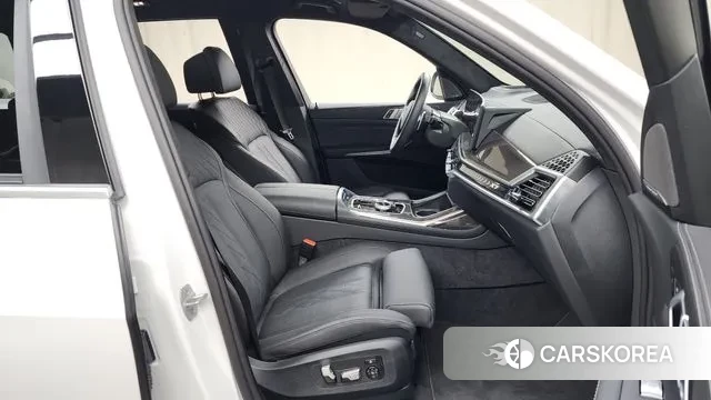 BMW X7 (G07) 2025 Белый из Кореи, фото 2