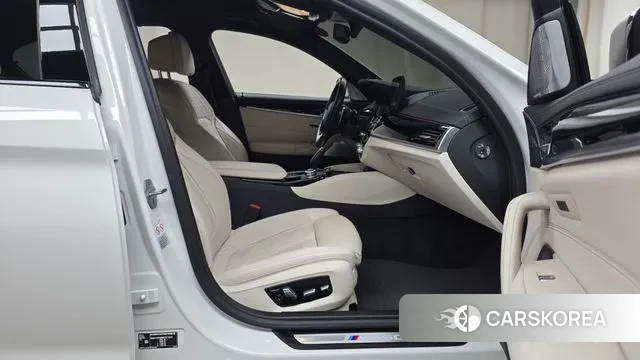 BMW 5 Series (G30) 2022 Белый из Кореи, фото 2