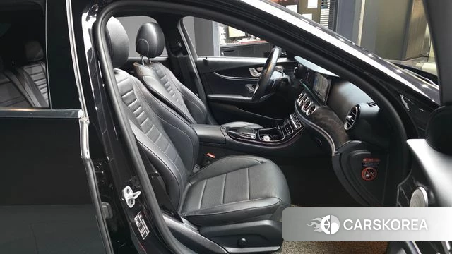Mercedes-Benz E-Class W213 2023 Черный из Кореи, фото 2