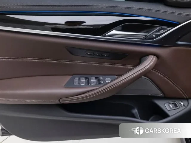 BMW 5 Series (G30) 2022 Черный из Кореи, фото 2