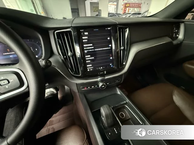 Volvo XC60 2022 Темно-серый из Китая, фото 2