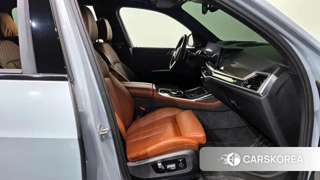 BMW X7 (G07) 2024 Серебристо-серый из Кореи, фото 2