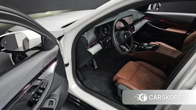 BMW 5 Series (G60) 2025 Белый из Кореи, фото 2