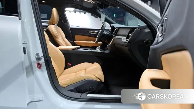Volvo V60 Cross-Country 2nd Generation 2023 Белый из Кореи, фото 2