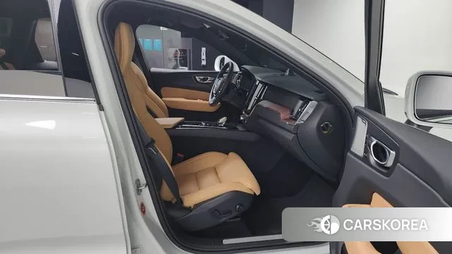 Volvo XC60 second Generation 2025 Белый из Кореи, фото 2