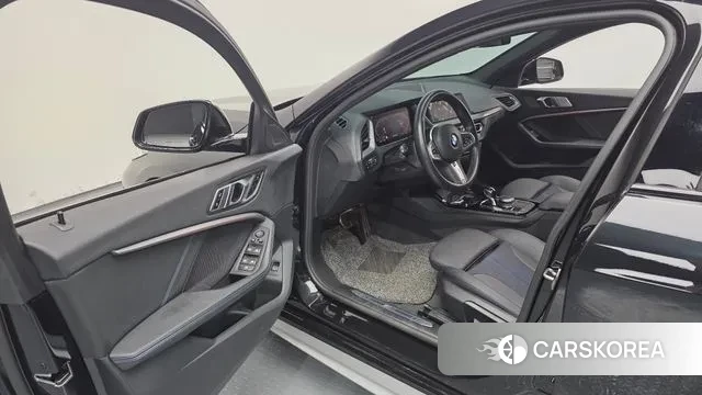 BMW 1 Series (F40) 2023 Черный из Кореи, фото 2