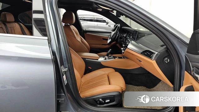 BMW 5 Series (G30) 2018 Серый из Кореи, фото 2