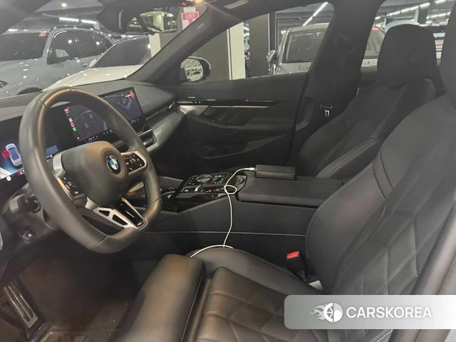 BMW 5 Series (G60) 2024 Светло-серебряный цвет из Кореи, фото 2
