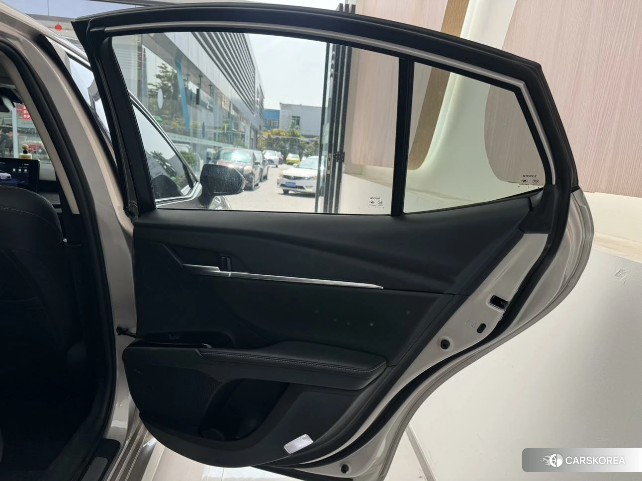 Toyota Camry 2024 Серебристо-серый из Китая, фото 2